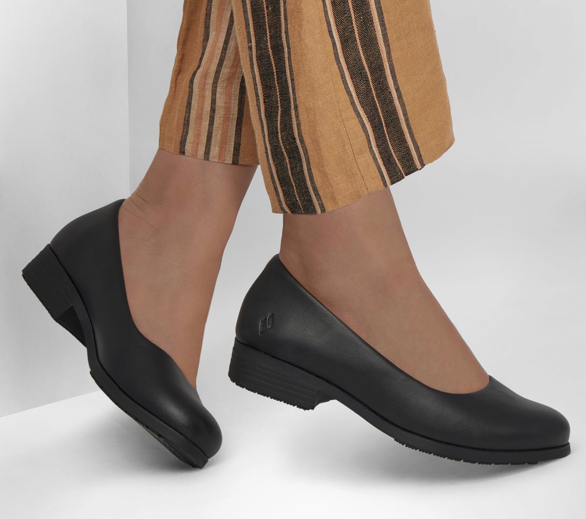 Work: Naulia | Skechers on sale